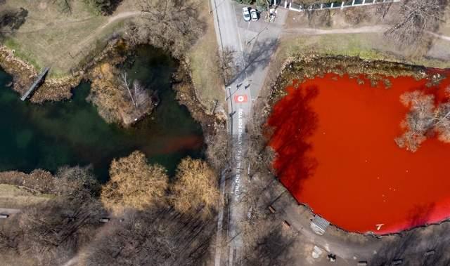 Пруд возле посольства рф в Вильнюсе залили «кровью» – эффектные фото