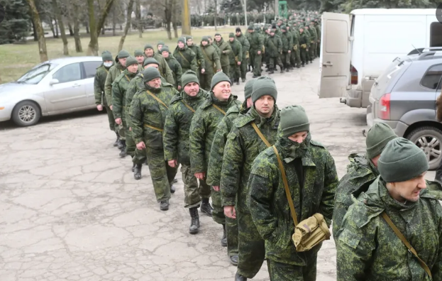 В Луганську росіяни для мобілізації полюють на чоловіків до 65 років