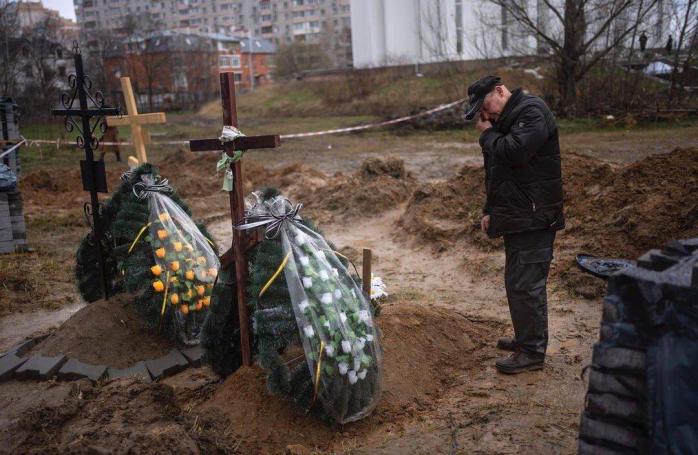 В Луганской области хоронят погибших в городах, потому что дороги к кладбищам под обстрелом