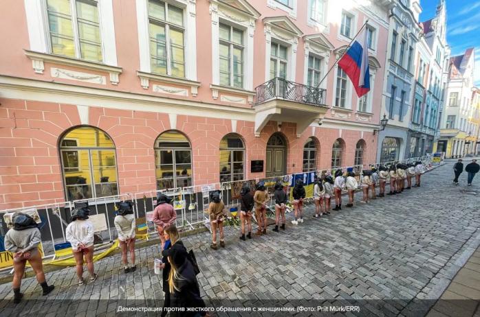 У посольства рф в Таллинне ежедневно протестуют против изнасилований украинок российскими оккупантами 