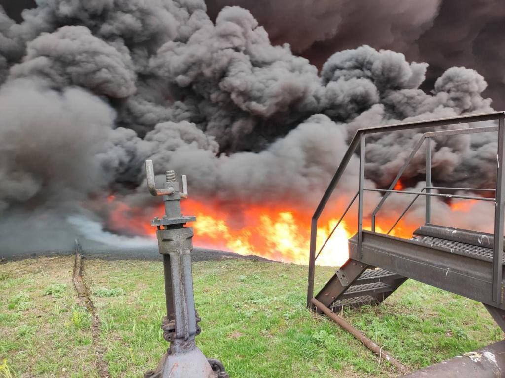 Пожежа на Лисичанському нафтопереробному заводі. Фото: Сергій Гайдай