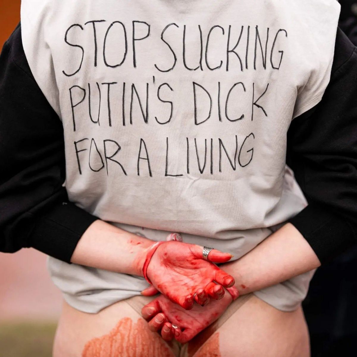З мішками на головах і "кров'ю" на ногах - у Литві росіянам нагадали про зґвалтувань жінок в Україні