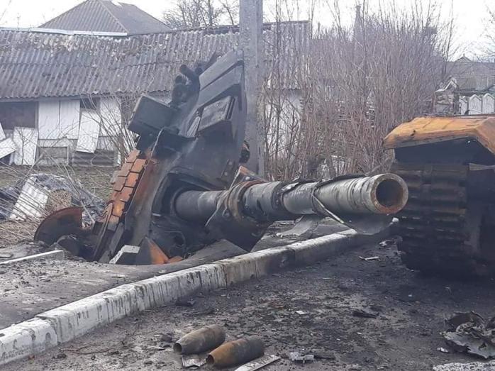 Танки из Екатеринбурга на месяц оккупировали Нежин и не выехали из него — фото российского металлолома