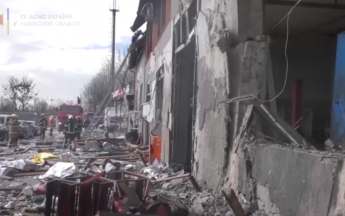 Спасатели показали последствия ракетной атаки на Львов 