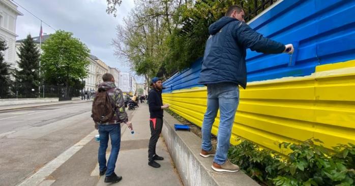 Розфарбований паркан у Відні, фото: «Укрінформ»