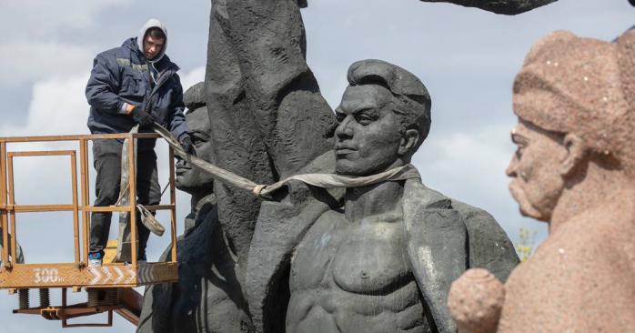 Демонтаж скульптуры рабочих в Киеве. Фото: КГГА