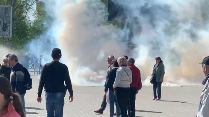 Митинг в Херсоне россияне забросали светошумовыми гранатами, есть жертвы