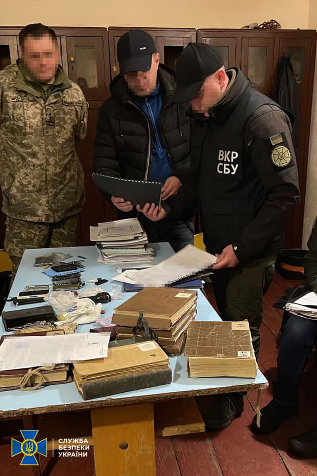 Чиновник оборонного об'єкта Житомирщини "зливав" росії дані про літаки і наслідки обстрілів