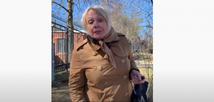 Россиянку, сорвавшую флаг и унижавшую украинку в Швеции, выгнали с работы