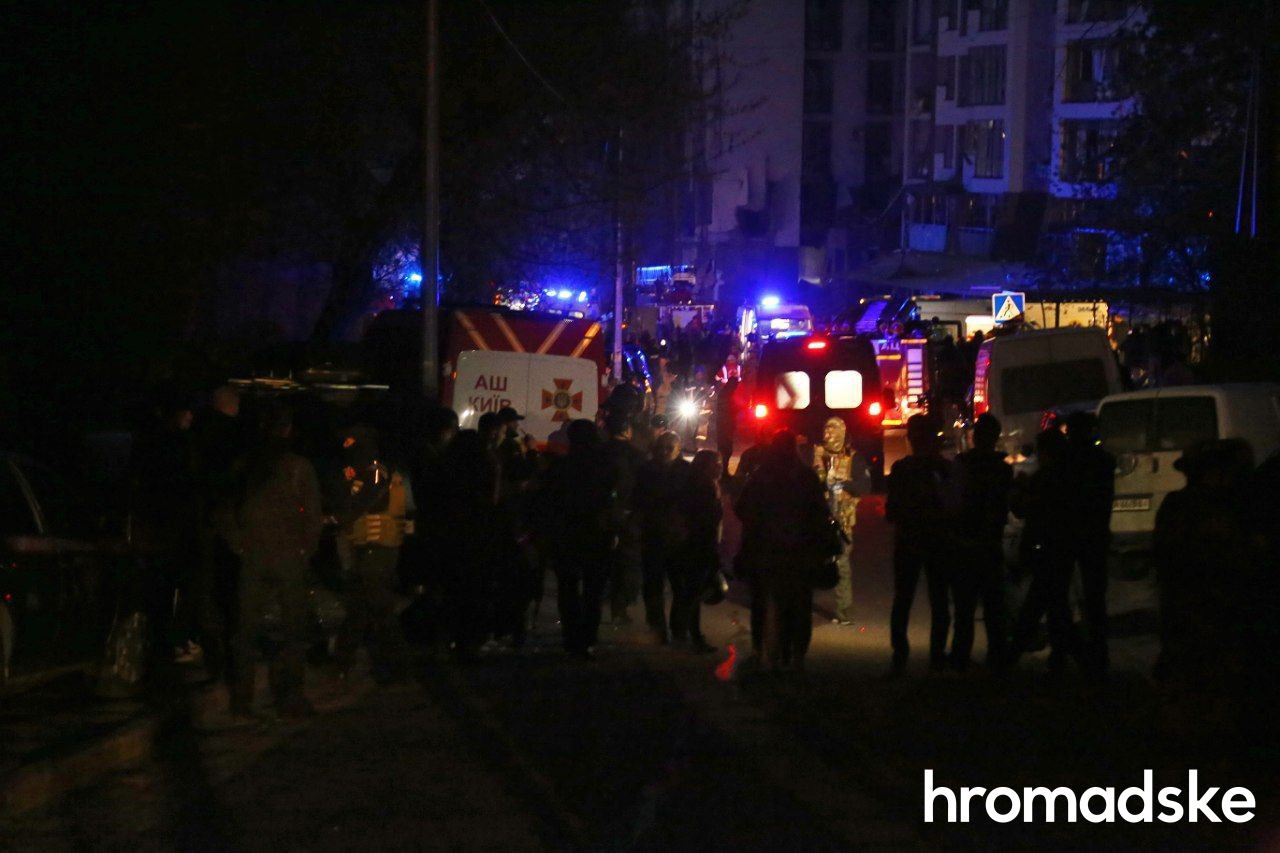 З'явилися фото і відео наслідків ракетного обстрілу центру Києва