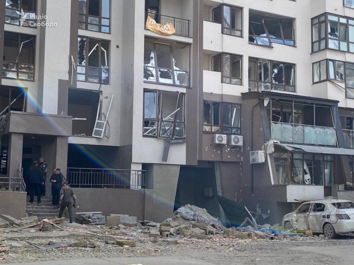 В сети показали работу спасателей на месте российского ракетного удара в многоэтажку в Киеве