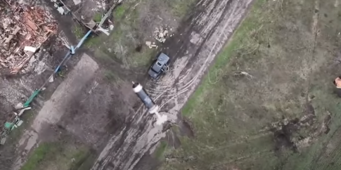 Ювелирное попадание в люк автомобиля российских оккупантов - видео с боевого дрона