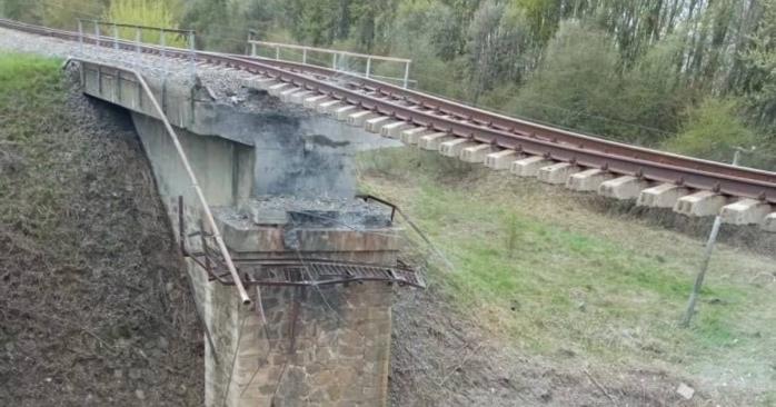Наслідки падіння залізничного моста у Курську, фото: Роман Старовойт