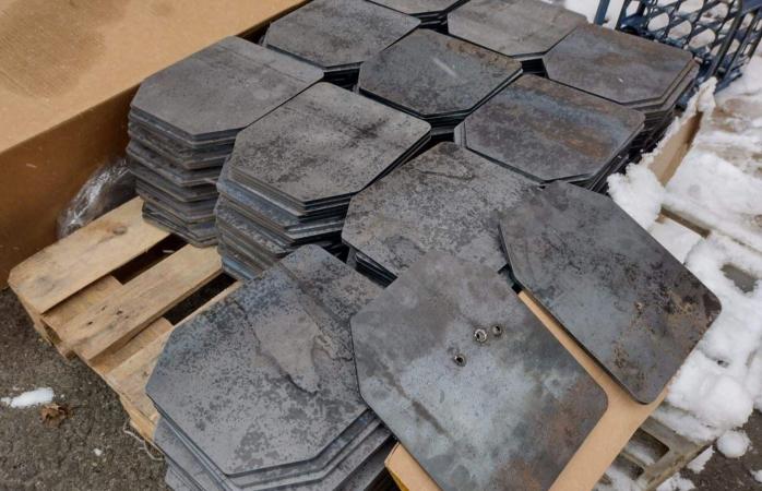 Шахрай на Львівщині продавав волонтерам пластини для бронежилетів зі звичайного металу