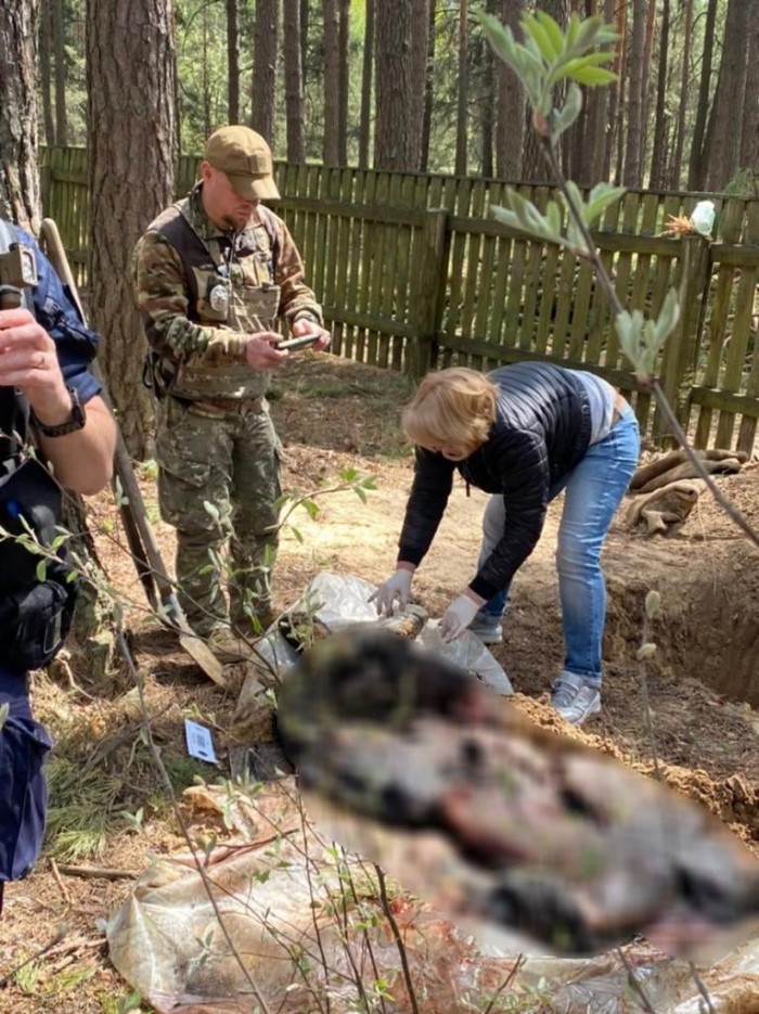 Тіла жертв російських військових злочинців виявили на Київщині, фото: Поліція Київщини