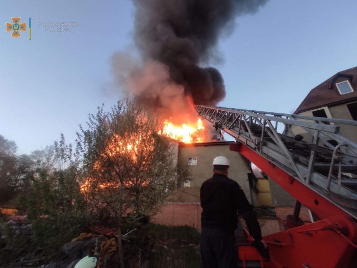 У Голосіївському районі Києва сталася масштабна пожежа в готелі, фото: ДСНС