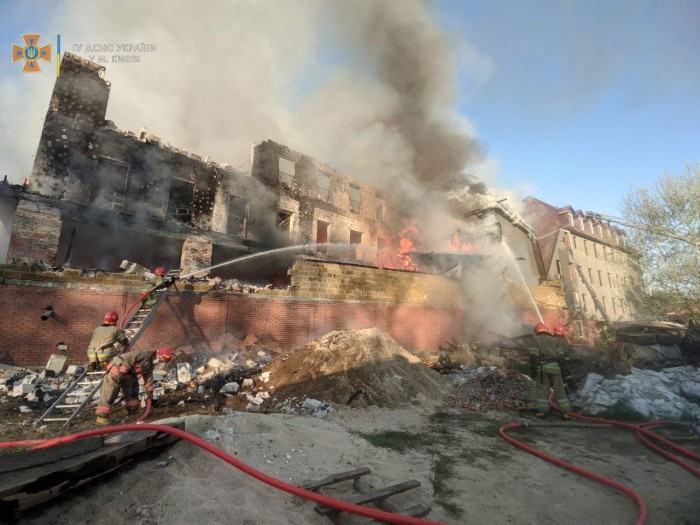 У Голосіївському районі Києва сталася масштабна пожежа в готелі, фото: ДСНС