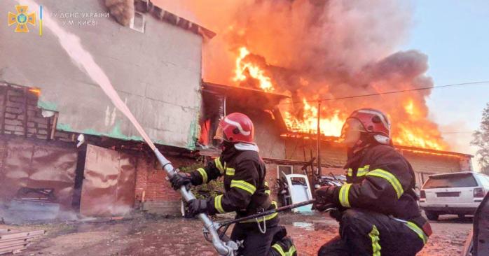 В Голосеевском районе Киева произошел масштабный пожар в отеле, фото: ГСЧС