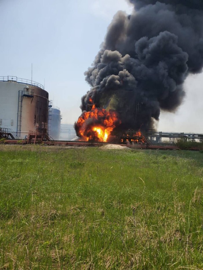 На Луганщині горить нафтопереробний завод, фото: Луганська ОВА