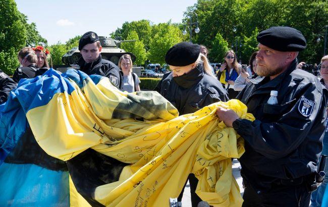 Поліція Берліна не заважає росіянам з символікою святкувати 9 травня 