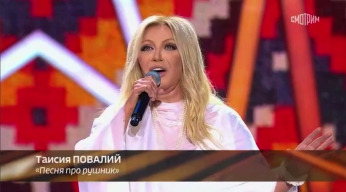 Повалій 9 травня заспівала у Кремлі український хіт, скріншот відео