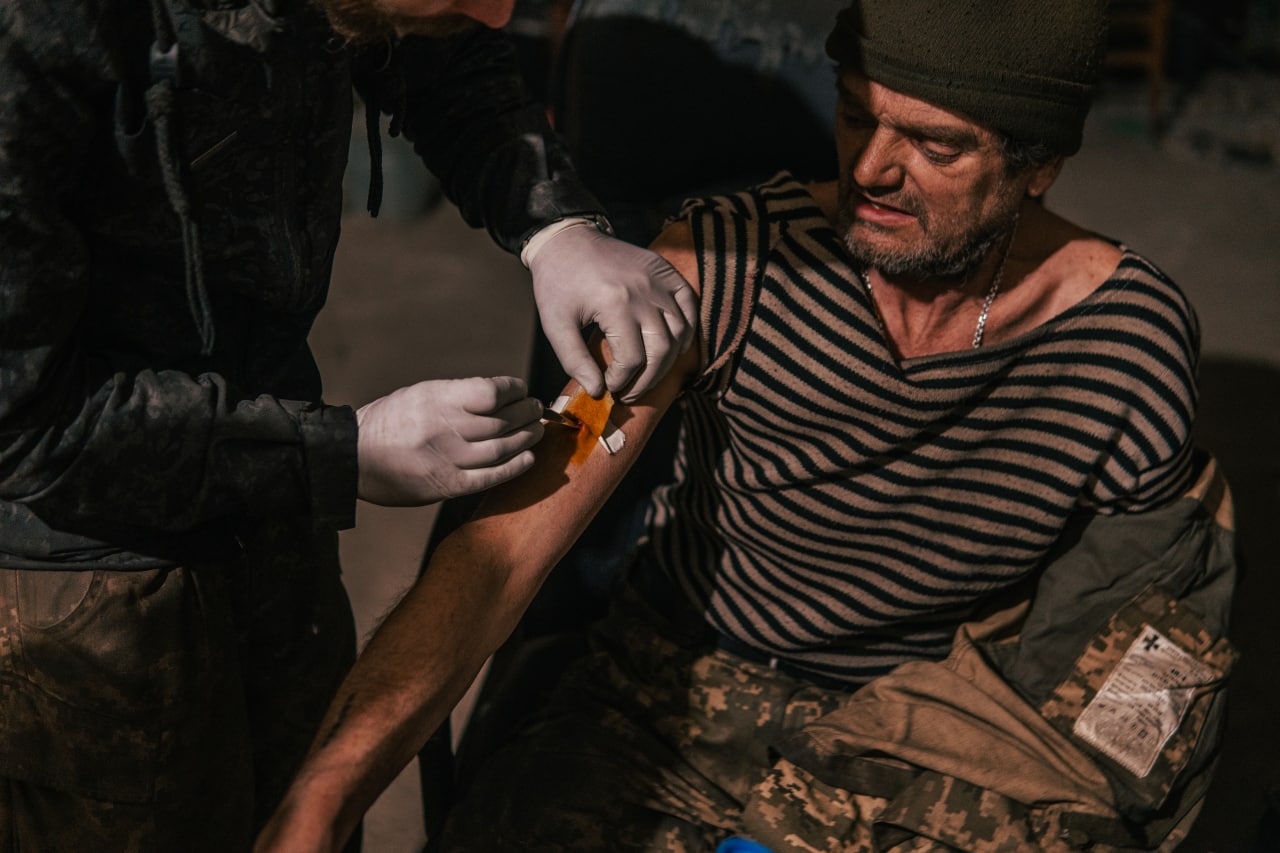 Полк «Азов» показав фото поранених захисників Маріуполя