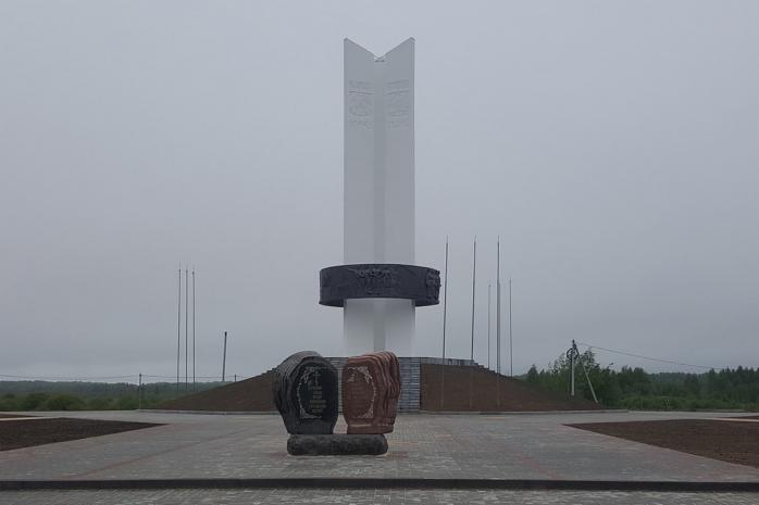 Три сестры поссорились — монумент в честь дружбы народов дерусифицируют на Черниговщине