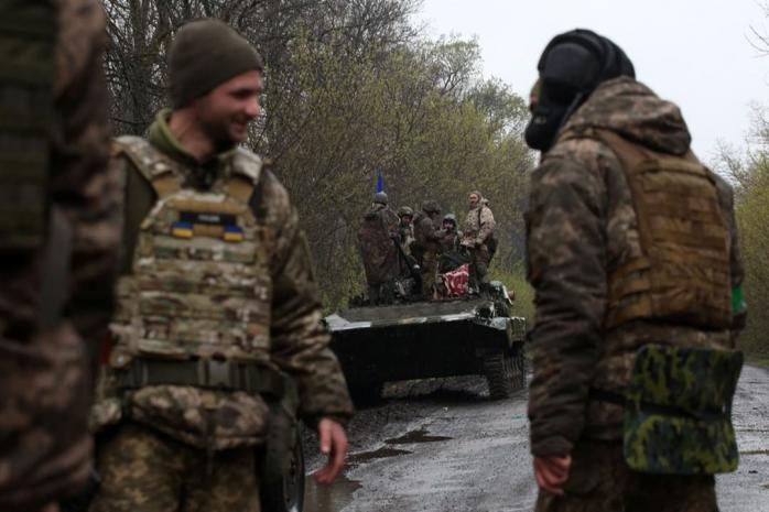 Росія без успіху штурмує кілька напрямків на Донбасі і перекидає війська з-під Харкова 