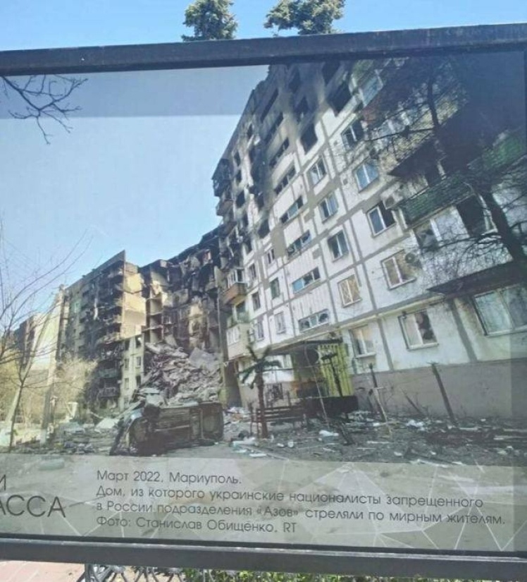 Окупанти організували в Криму виставку фото зруйнованого Маріуполя 