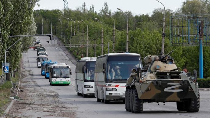 З «Азовсталі» виїхало щонайменше сім автобусів із бійцями (ФОТО) – Reuters