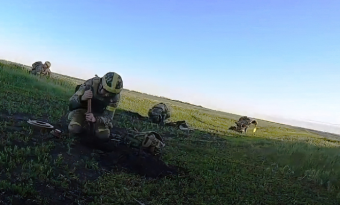  В Харьковской области военные устроили удачную засаду на бронетехнику россиян (ВИДЕО)