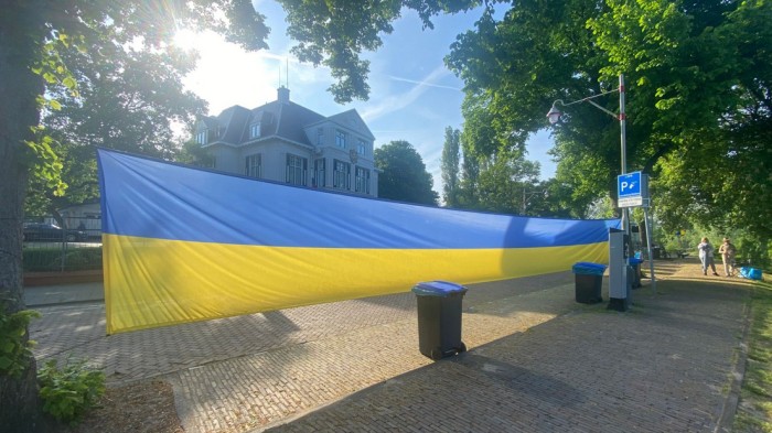 Прапор України перед посольством рф у Гаазі, фото: Omroep west