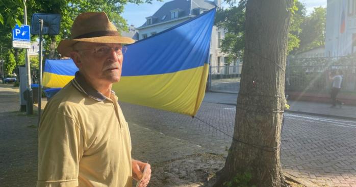 Флаг Украины перед посольством России в Гааге, фото: Omroep west