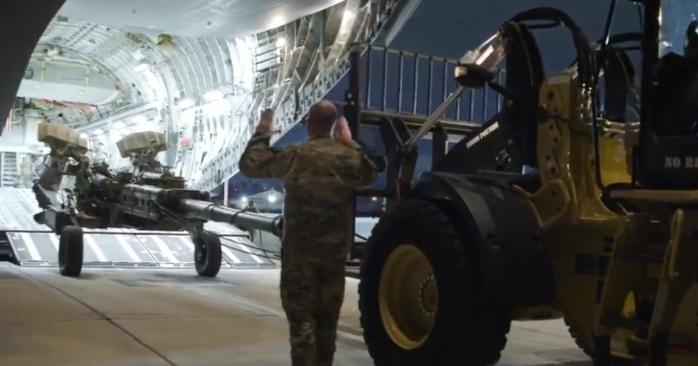 США отправили в Украину гаубицы M777, скриншот видео 