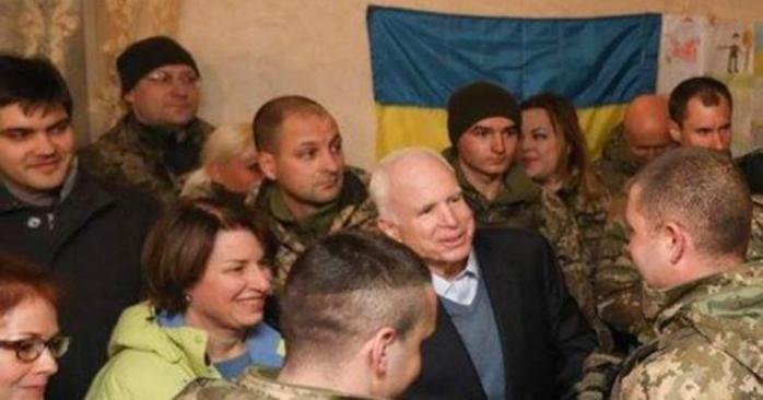 Джон Маккейн у 2016 році відвідав українських військових на передовій, фото: «24 канал»