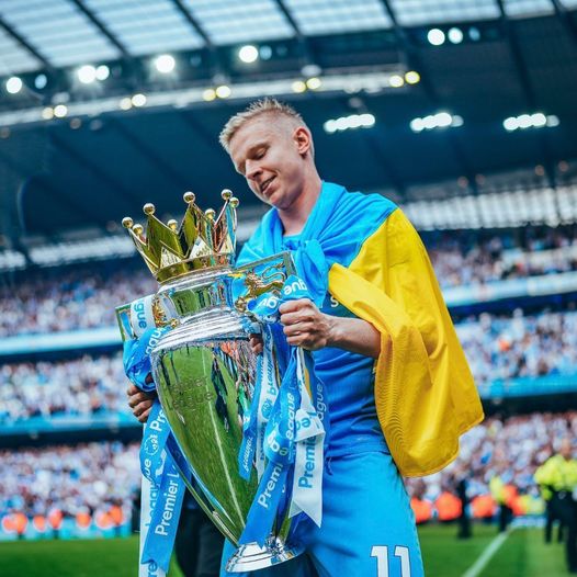Зінченко став чемпіоном Англії, трофей Прем'єр-ліги загорнули в прапор України, фото - МанСіті