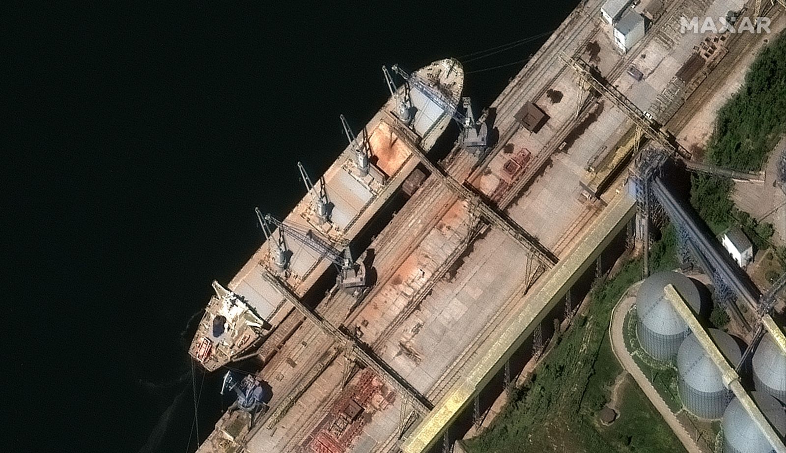 Нові зображення від Maxar Technologies, датовані 19 і 21 травня, показують кораблі рф «Матрос Позинич» і «Матрос Кошка», які пришвартовані поряд із зерновим силосом