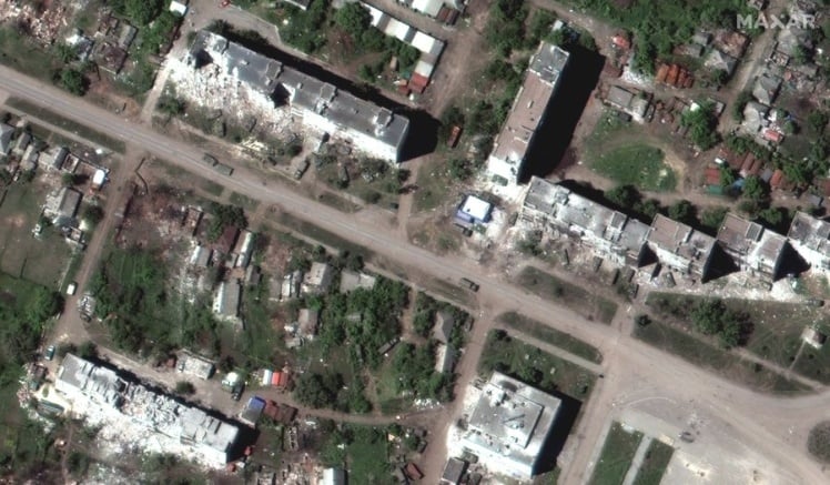 Танки вздовж доріг і біля будівель - Maxar показала нові супутникові фото боїв на Донбасі