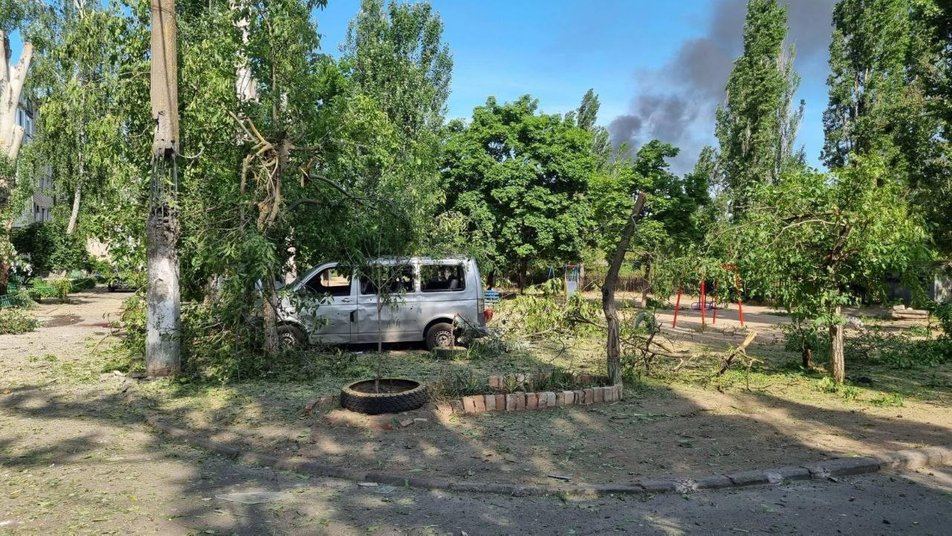 Російські війська гатили по житлових кварталах Миколаєва, є травмовані, фото - ДСНС