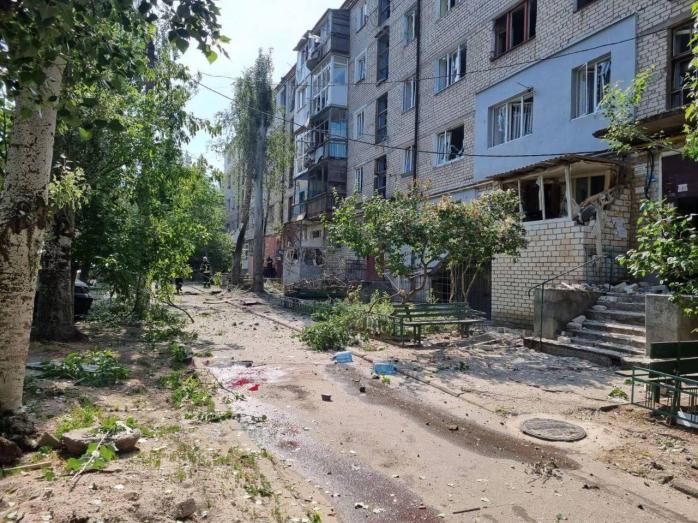 Російські збройні сили гатили по житлових кварталах у Миколаєві, є травмовані, фото — ДСНС