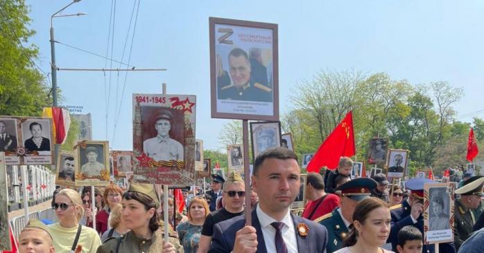 Табличка с полковником Ивановым на пропагандистской акции 9 мая, фото: Евгений Пиддубный