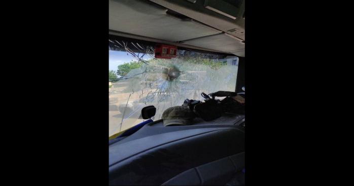 Эвакуационный автомобиль обстреляли решисты, фото: Сергей Гайдай