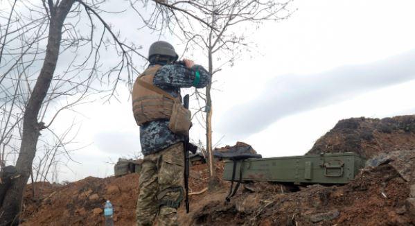 На Донбасі захисники відбили дев’ять атак ворога, знищено склад боєприпасів