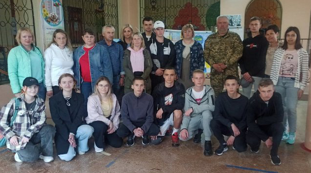 Випускники українських шкіл відмовляються від бенкетів і перераховують кошти армії