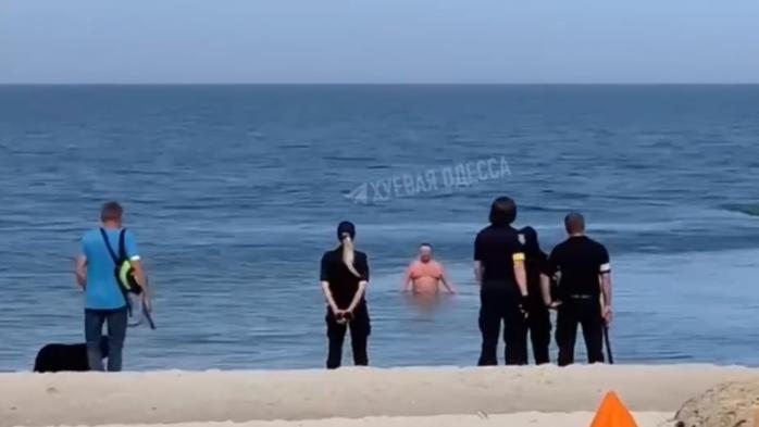 Как полиция Одессы вылавливает желающих поплавать 