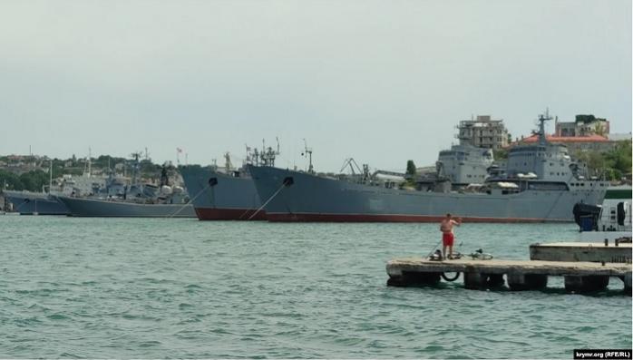 Пять больших десантных кораблей из трех ВМФ рф вышли в Черное море