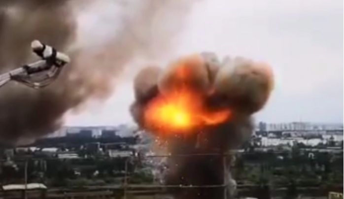 З'явилося відео з обстріляного росіянами заводу в Києві 