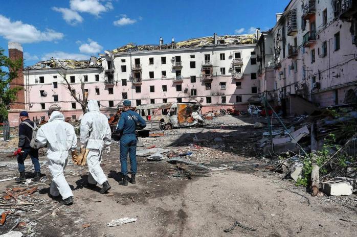 Во дворах и под завалами в Мариуполе гниют тысячи трупов – в сети появились фото стихийных захоронений