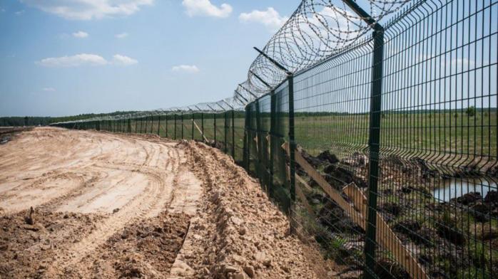Еще одна страна строит забор на границе с россией