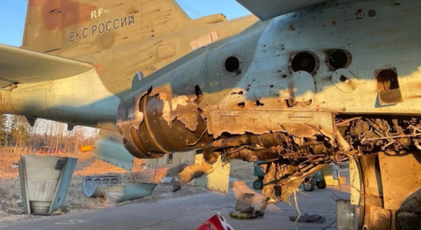 Пошкоджений над Україною з ПЗРК російський Су-25. Червень 2022. Фото: ЗМІ РФ